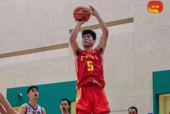 九游体育官网-再砍17分6板！广东队又一超级后卫浮现，下赛季杜锋真该重点培养