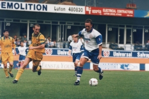 九游体育官网-卢顿旧将约翰尼-维尔斯特鲁普因病离世年仅58岁，俱乐部发文悼念