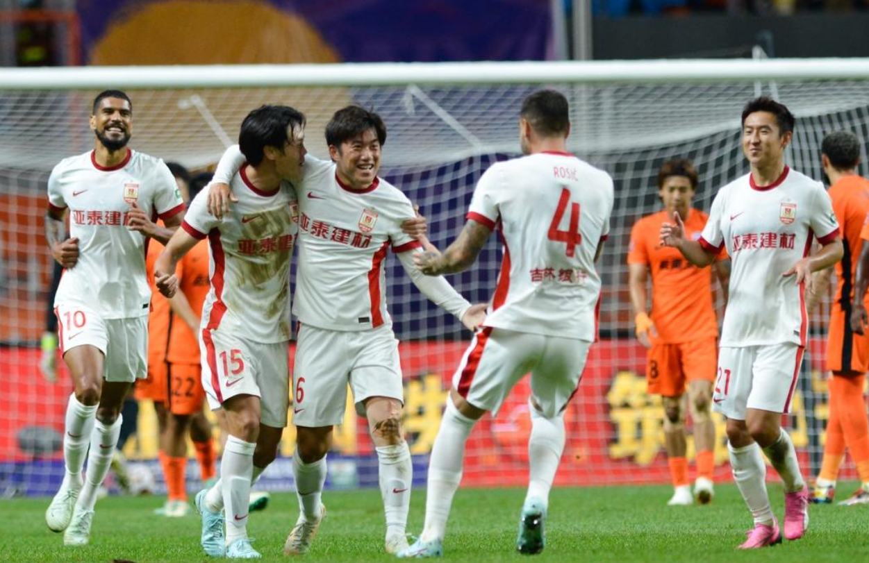 九游娱乐-中超最新积分战报：榜首易主，成都超越申花，海港翻车，云南绝平