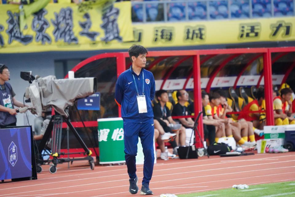 九游娱乐-中超巨大争议！卡多索报复踢人逃红，海牛集体不满，VAR不介入